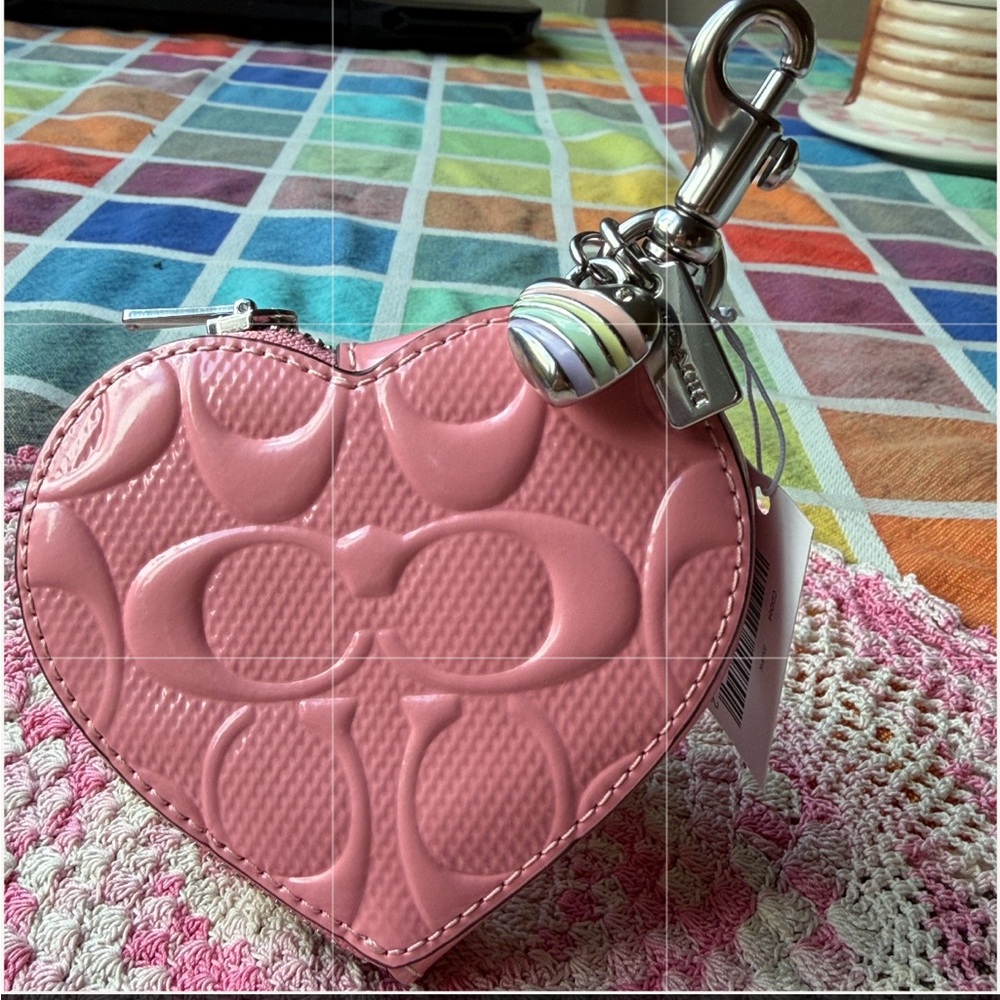 🩷 COACH HEART CHARM IN SIGNATURE LEATHER WITH HEART CHARM 🩷 NWT 🩷 - Picture 15 of 16